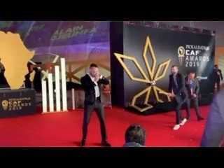 محمد رمضان يشير بعلامة نمبر وان بحفل جوائز الأفضل في أفريقيا