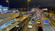 Bakırköy'de metrobüs arızalanınca uzun araç kuyruğu oluştu