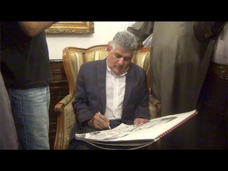 نجل جمال عبد الناصر يحقق حلم طفل رسم بورتريه للزعيم الراحل