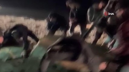 Aşırı yağışlardan dev kayalar yola düştü, araçlar mahsur kaldı