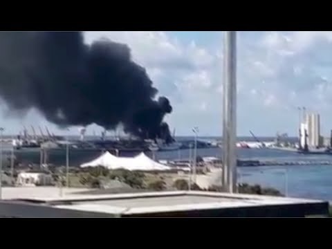 الجيش الليبي يدمر سفينة تركية محملة بالأسلحة في ميناء طرابلس