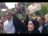سيدات يودعن الرئيس الأسبق مبارك  بدعاء الميت أمام المقابر