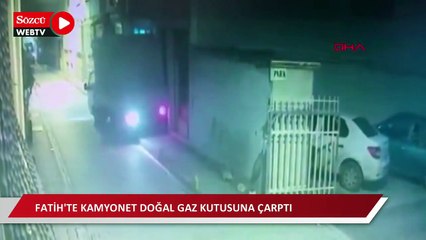 Fatih'te kamyonet doğal gaz kutusuna çarptı, o anlar kamerada