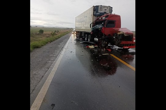 Sob chuva e com pista molhada, duas carretas e um carro pequeno se envolvem em acidente, em Sousa