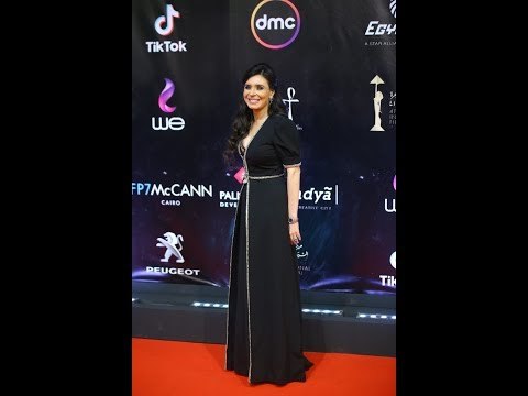 دينا على ريد كاربت مهرجان القاهرة السينمائي.. فستان ده ولا عباية؟