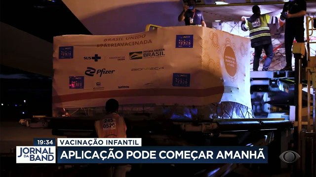 Estão a caminho dos estados as primeiras doses da vacina infantil contra a covid. A aplicação em crianças de 5 a 11 anos deve começar até mesmo amanhã em algumas cidades.