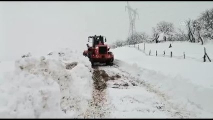 Скачать видео: Son dakika gündem: KAHRAMANMARAŞ - Yolu kapanan kırsal mahalledeki hastaya paletli ambulansla ulaşıldı