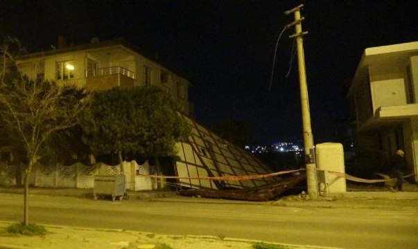 Uçan çatı elektrik tellerini kopardı; solunum cihazına bağlı Okan için seferber olundu