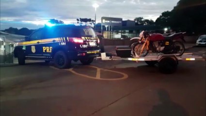 Após prender homem com carro furtado em Guaíra, PRF localiza duas motos com irregularidades na casa dele, em Cascavel