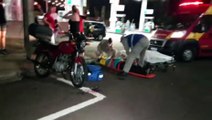 Colisão de moto contra carro estacionado deixa mulher ferida na Avenida Tancredo Neves