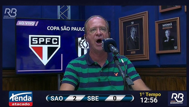 Atacante recebe lançamento, faz tabela com Pedrinho e recebe na grande área. O jogador chuta cruzado, com força, e amplia.