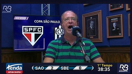 Talles Wander recebe passe dentro da área, para e cruza na entrada da área para Léo. O meia bate de primeira e faz um golaço!