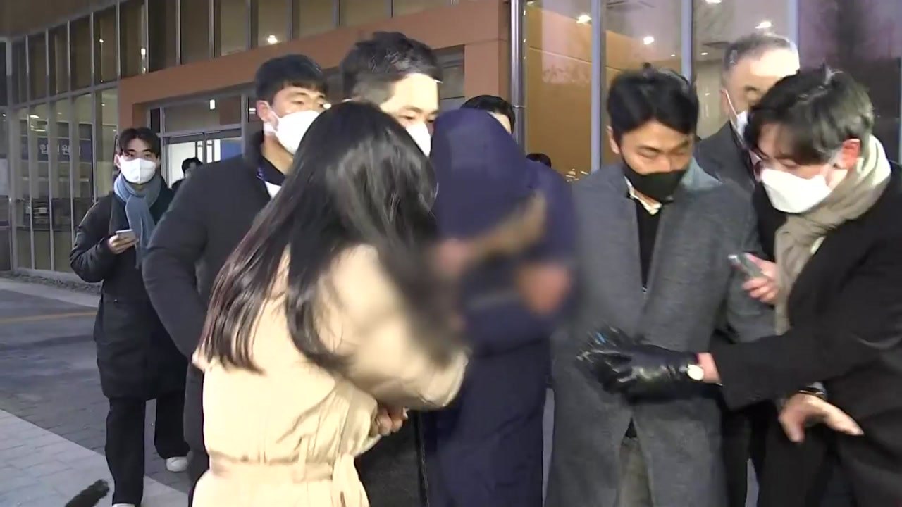 '2,215억원 횡령' 오스템임플란트 직원, 검찰 송치...취재진 질문엔 묵묵부답 /...