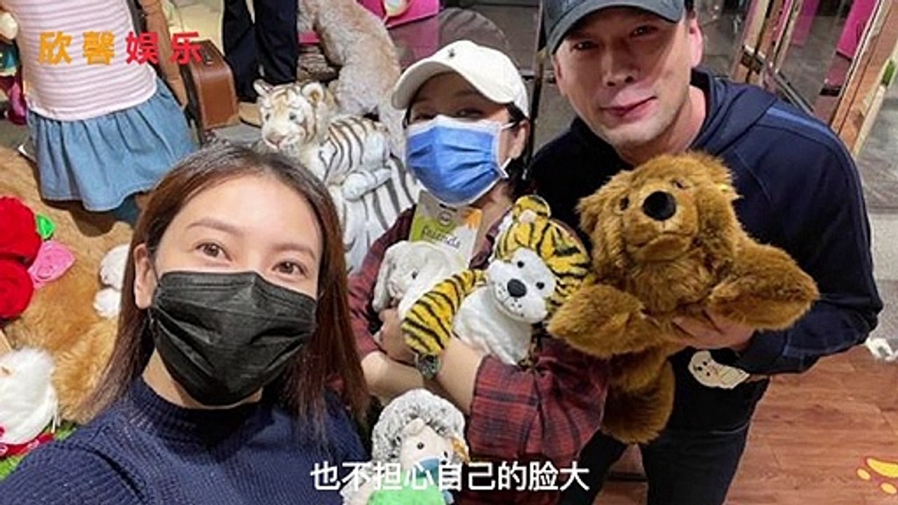 高圆圆王耀庆聚会，与小9岁王真儿同框显年轻，还穿闺蜜装凹造型