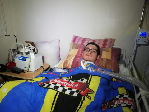 Uçan çatı elektrik tellerini kopardı: Solunum cihazına bağlı genç için zamanla yarıştılar