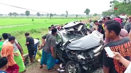 Kereta Api Logawa Tabrak Minibus Empat Tewas
