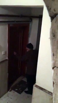 1200 TL kirayı 4000 TL'ye çıkarmak istedi! Kiracıları zamma ikna edemeyince baltayla kapıyı kırdı