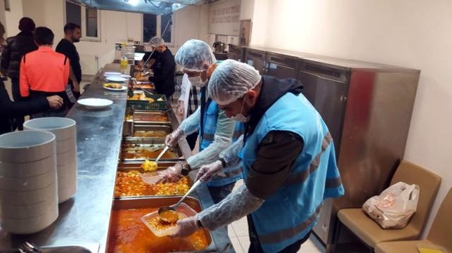 Gönüllü öğrenciler yurttaki fazla yemekleri ihtiyaç sahiplerine ulaştırıyor