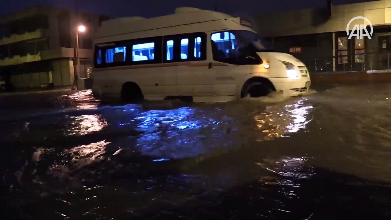Adana'da sağanak nedeniyle bazı evleri su bastı