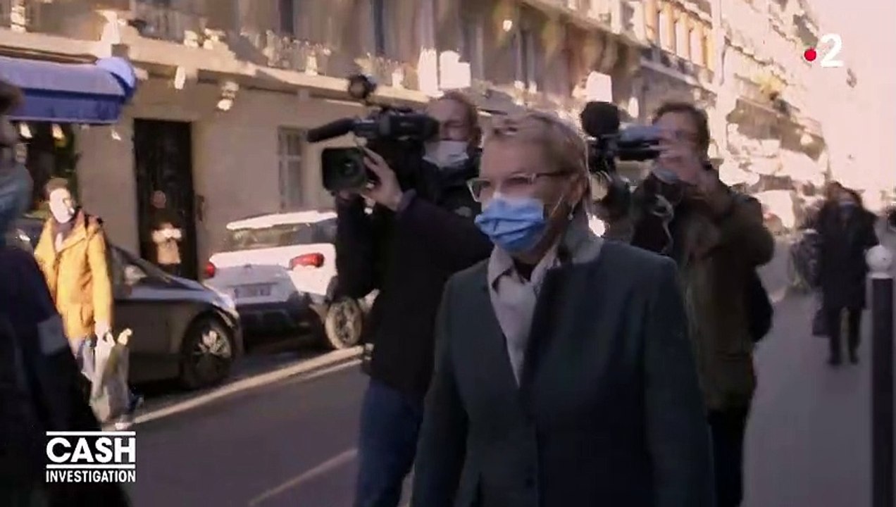 Regardez les images de Elise Lucet qui se fait refoulé hier soir par le Ministre de la Santé, Olivier Véran, alors qu'elle tente de l'interviewer pour "Cash Investigation" sur France 2