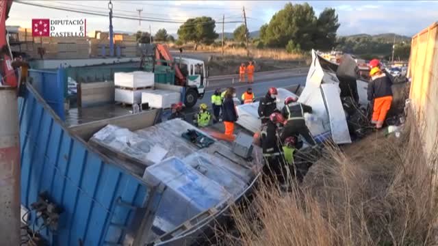 Los bomberos logran rescatar con vida a un camionero tras un aparatoso accidente en Castellón