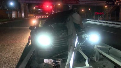 EYÜPSULTAN'DA OTOMOBİL BARİYERLERE ÇARPTI; SÜRÜCÜ VE ARKADAŞI KAYIPLARA KARIŞTI