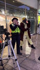 Polícia mostra o seu talento ao cantar música de Adele com artista de rua