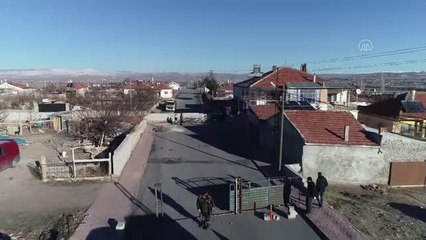 Duvarla kapattığı arsasından geçen yolu belediye ekipleriyle trafiğe açtı