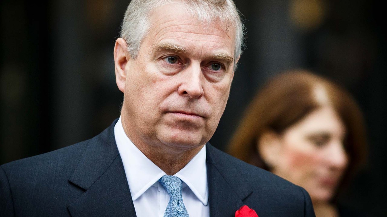 Queen entsetzt: Nun entzieht sie Sohn Andrew Dienstgrade