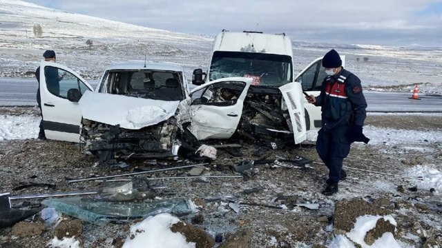 Öğrenci servisiyle hafif ticari araç çarpıştı: 1’i ağır, 11 yaralı