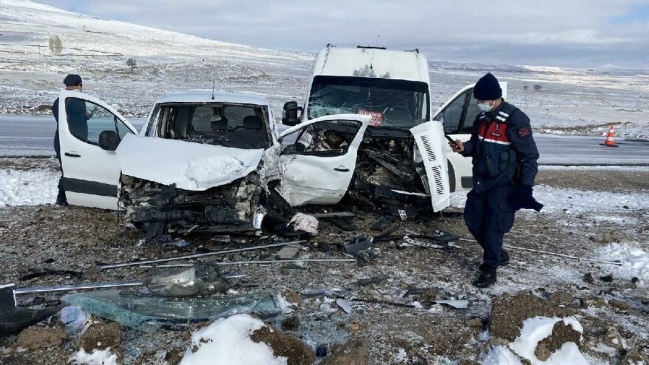 Öğrenci servisiyle hafif ticari araç çarpıştı: 1’i ağır, 11 yaralı