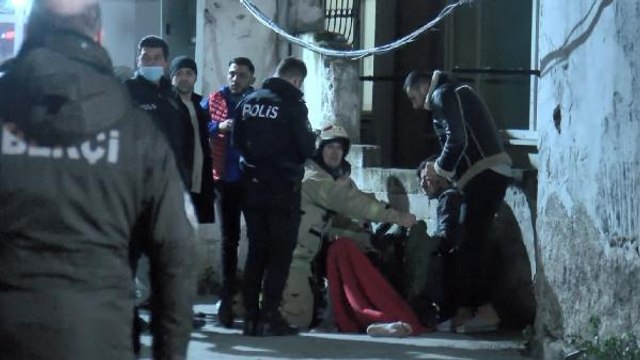 Son dakika haberleri! FATİH'TE YANGINDA CAN PAZARI... DAKİKALARCA TUTUNDU, MAHALLE SAKİNLERİNİN AÇTIĞI BATTANİYEYE DÜŞTÜ