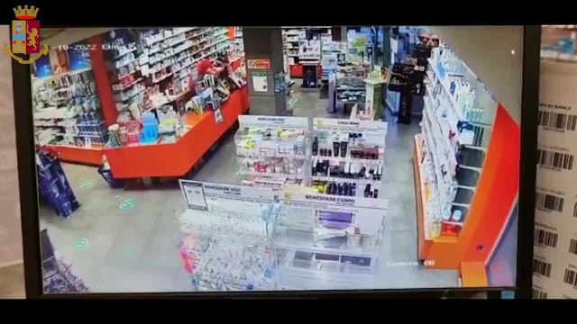 Ostia, pistola contro il farmacista durante la rapina: arrestato