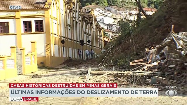 Dois casarões que estavam interditados desde 2016 foram destruídos por um deslizamento de terra. Um motorista que percebeu alll ação conseguiu avisar as autoridades.