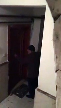 Kirayı 1200 TL'den 3000 TL'ye çıkardı, kiracılar kabul etmeyince eve baltayla saldırdı!