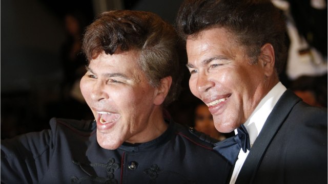 VOICI : Mort d’Igor et Grichka Bogdanoff : leur agent poste une rare photo avec leurs compagnes Chaima et Julie Jardon