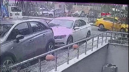 İSTANBUL ? BEYLİKDÜZÜ'NDE TAKSİNİN ÇARPTIĞI MOTOSİKLETLİ YARALANDI