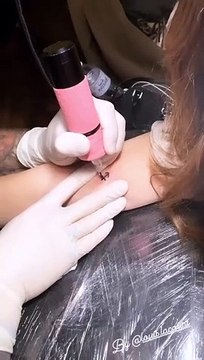 Fabienne Carat, jeune maman célibataire, se fait tatouer.