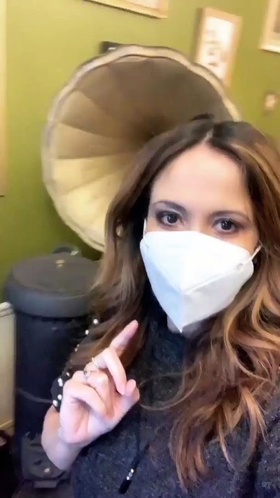 Fabienne Carat, jeune maman célibataire, se fait tatouer.