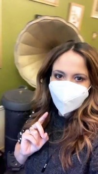 Fabienne Carat, jeune maman célibataire, se fait tatouer.