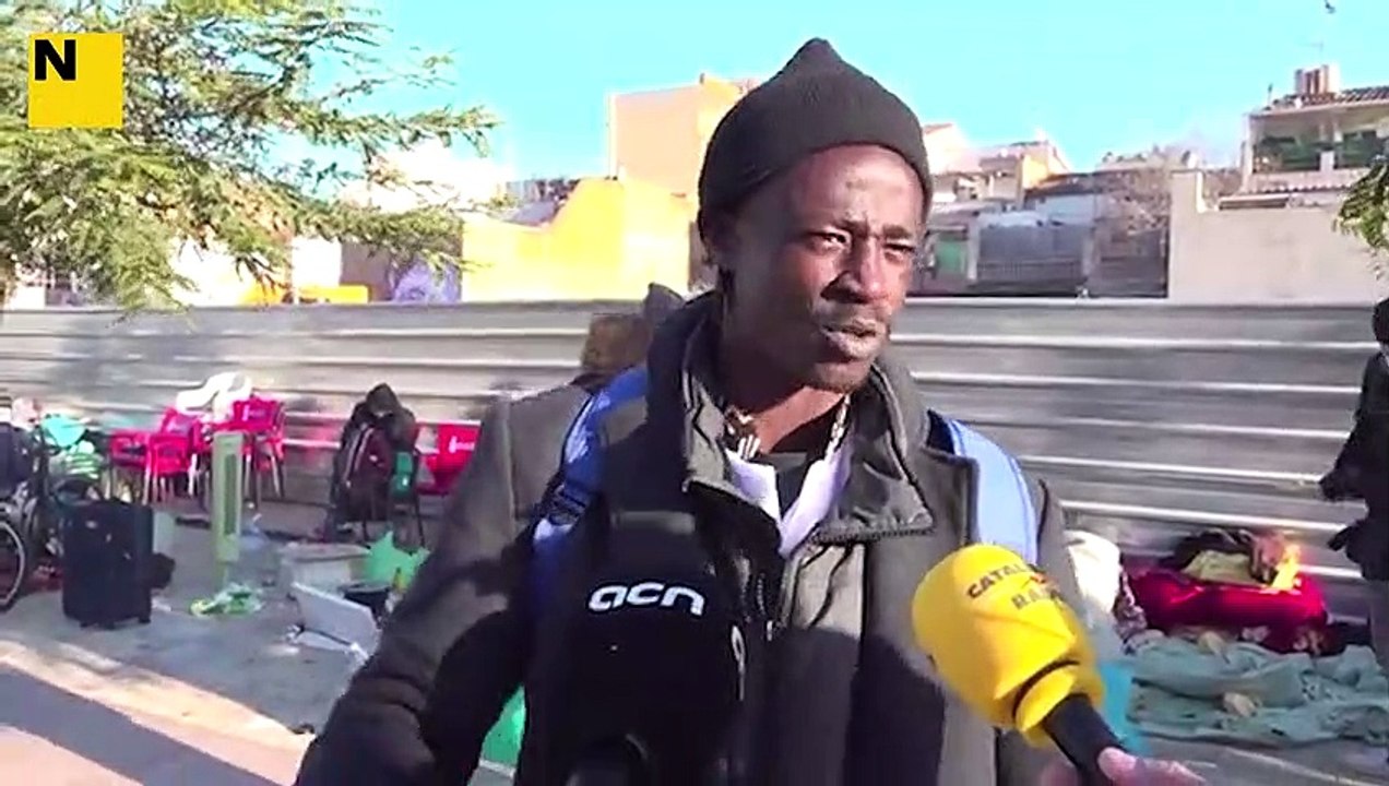 Un dels desallotjats de la nau del carrer Progrés de Badalona, Ansoumani Kouyate, explica que acamparan al carrer a l'espera d'una alternativa. Explica que la primera nit al ras ha estat molt freda