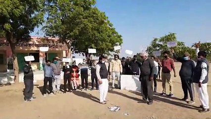 ओपीएस बहाली की मांग को लेकर कर्मचारियों ने ग्राम पंचायतों पर किया प्रदर्शन