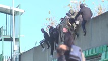 Hinchas del Betis irrumpen en el entrenamientos con bengalas para protestar contra los arbitrajes