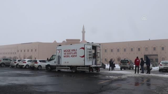 Türk Kızılay gönüllüleri sınava hazırlanan öğrencilere ikramda bulundu