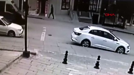 Liseli Helin, kapısı açık dolmuştan düşerek ağır yaralandı