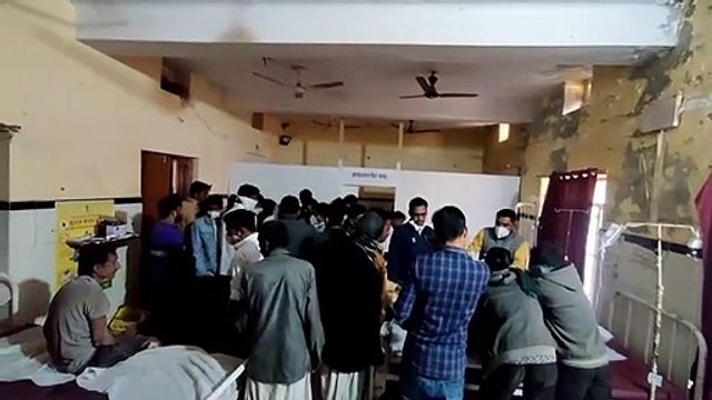 कार-ट्रेलर की भिड़ंत में तीन गंभीर घायल, कार के उड़े परखच्चे
