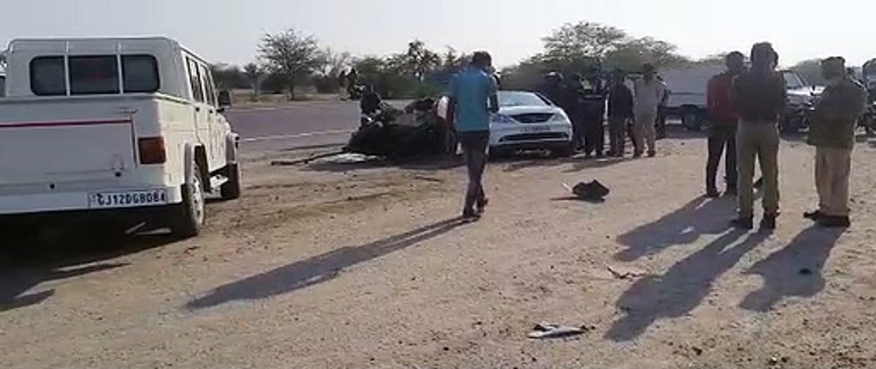 कार-ट्रेलर की भिड़ंत में तीन गंभीर घायल, कार के उड़े परखच्चे