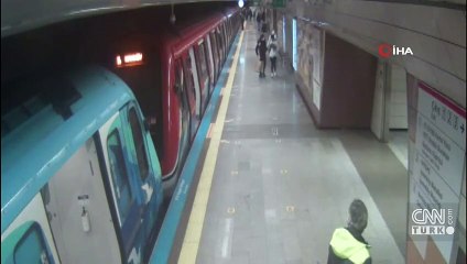 Kadıköy'deki bıçaklı saldırıda yeni görüntü! Metroya bıçakla nasıl girdiği belli oldu