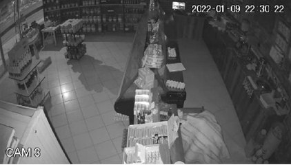 TANINMAMAK İÇİN ÜZERİNE ÖRTÜ ALIP HIRSIZLIK YAPAN ŞÜPHELİ YAKALANDI