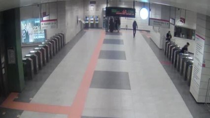 Metroda kadın yolculara bıçak çeken zanlının yeni görüntülerine ulaşıldı